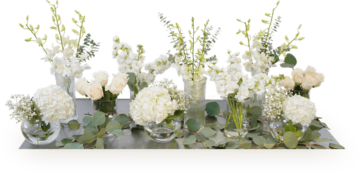Mesa montada con una decena de recipientes pequeños de orquídeas y flores blancas.